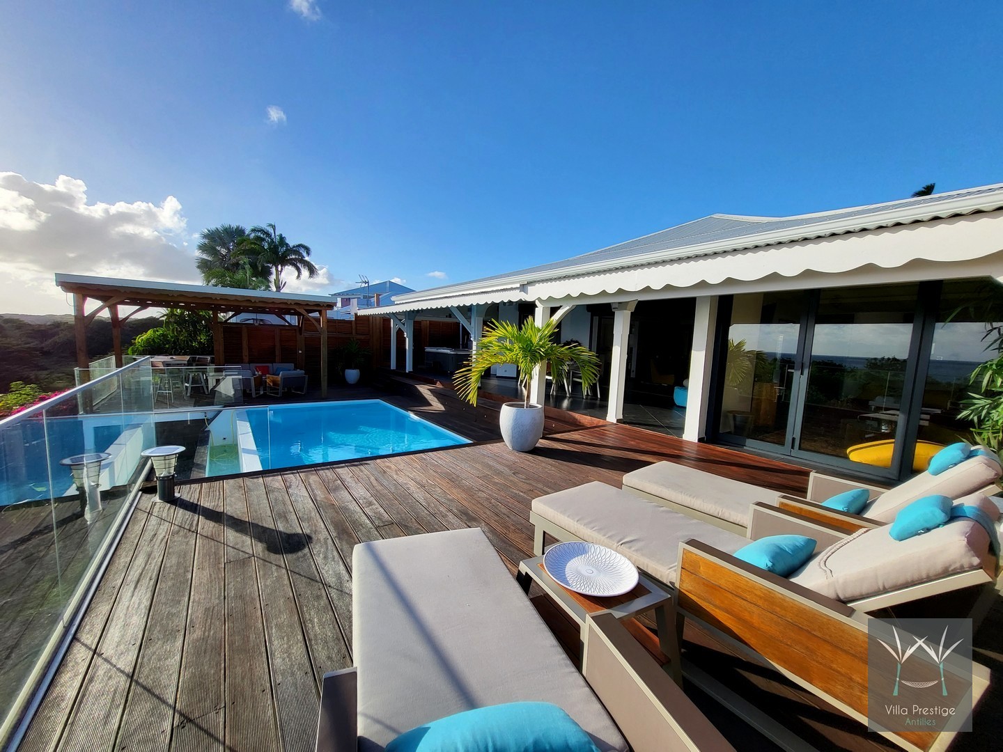 villa soleil des caraïbes vacances en famille avec piscine vue mer de standing