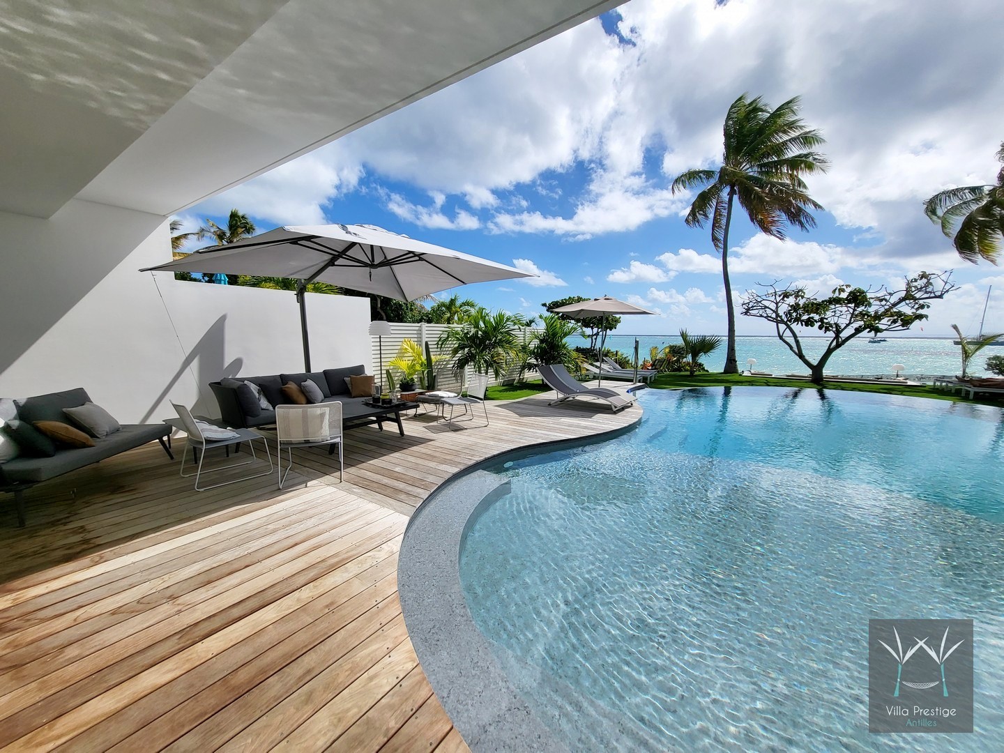 Delphy villa de location bord de mer avec piscine vacances guadeloupe