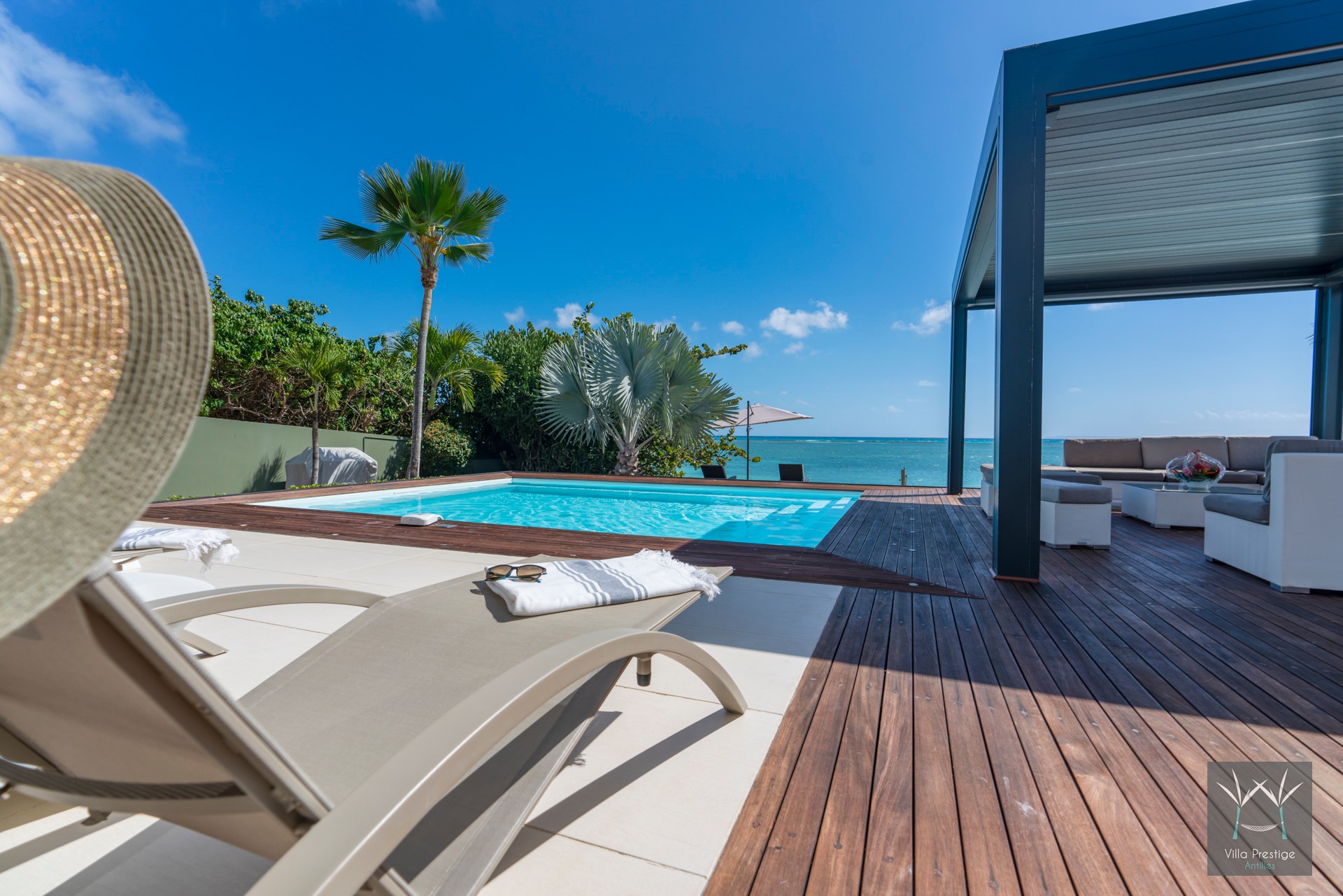 villa montepulciano vue mer avec piscine pied dans l'eau vacances Guadeloupe