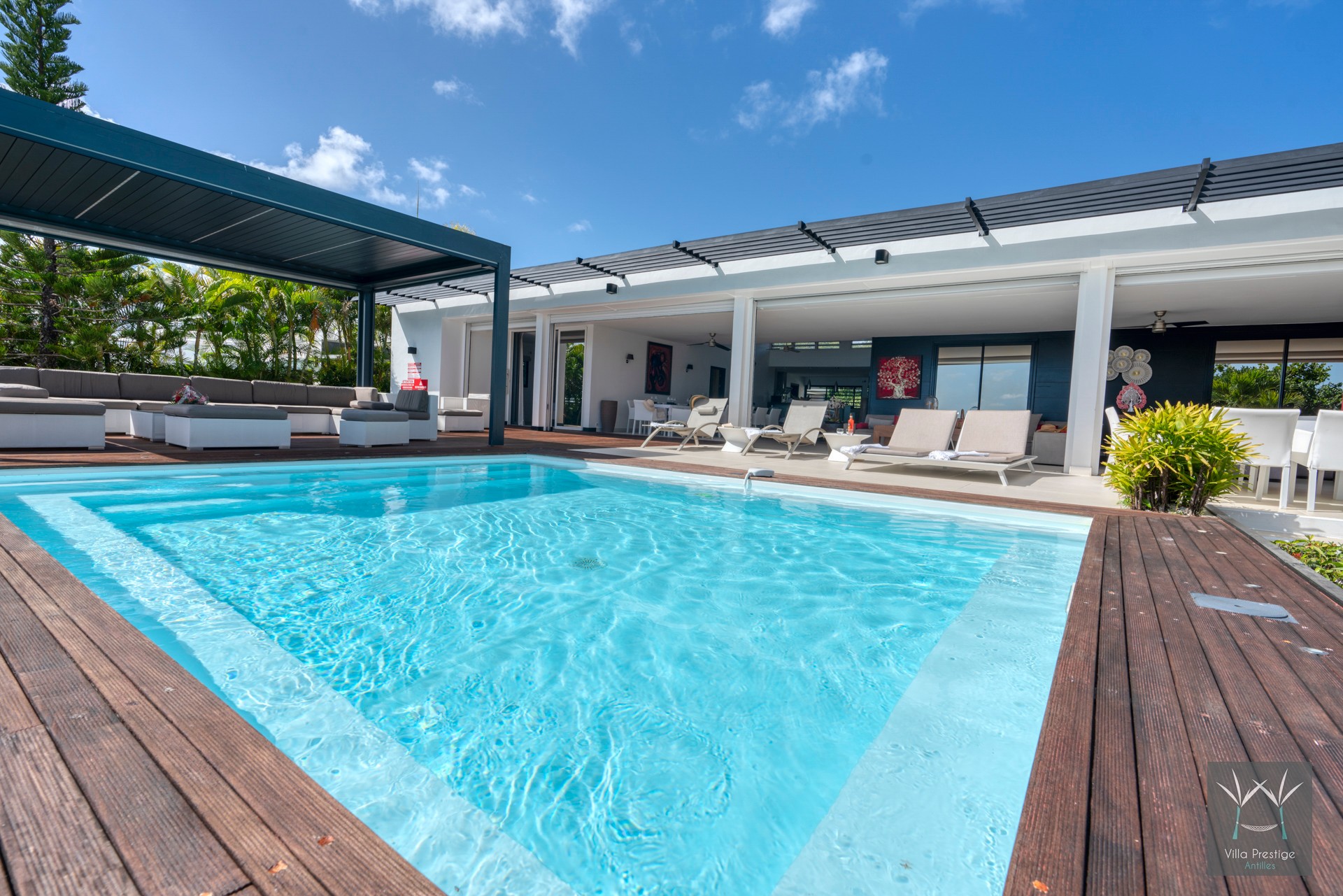 villa montepulciano vue mer avec piscine pied dans l'eau vacances Guadeloupe