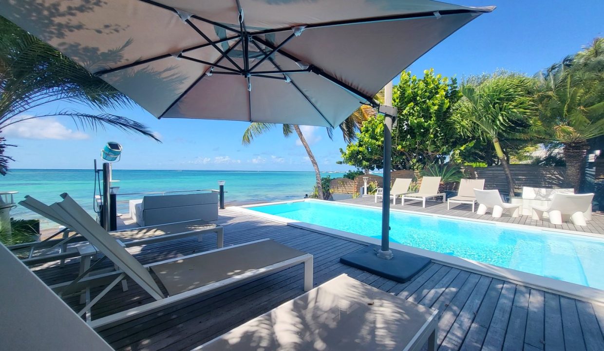 villa la perle guadeloupe vacances en famille avec piscine pieds dans l'eau standing