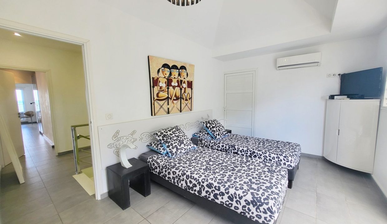 villa la perle guadeloupe vacances en famille avec piscine pieds dans l'eau standing