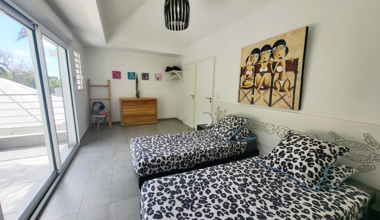 villa la perle guadeloupe vacances en famille avec piscine pieds dans l'eau standing