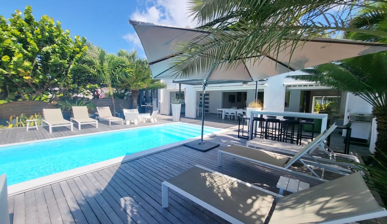 villa la perle guadeloupe vacances en famille avec piscine pieds dans l'eau standing