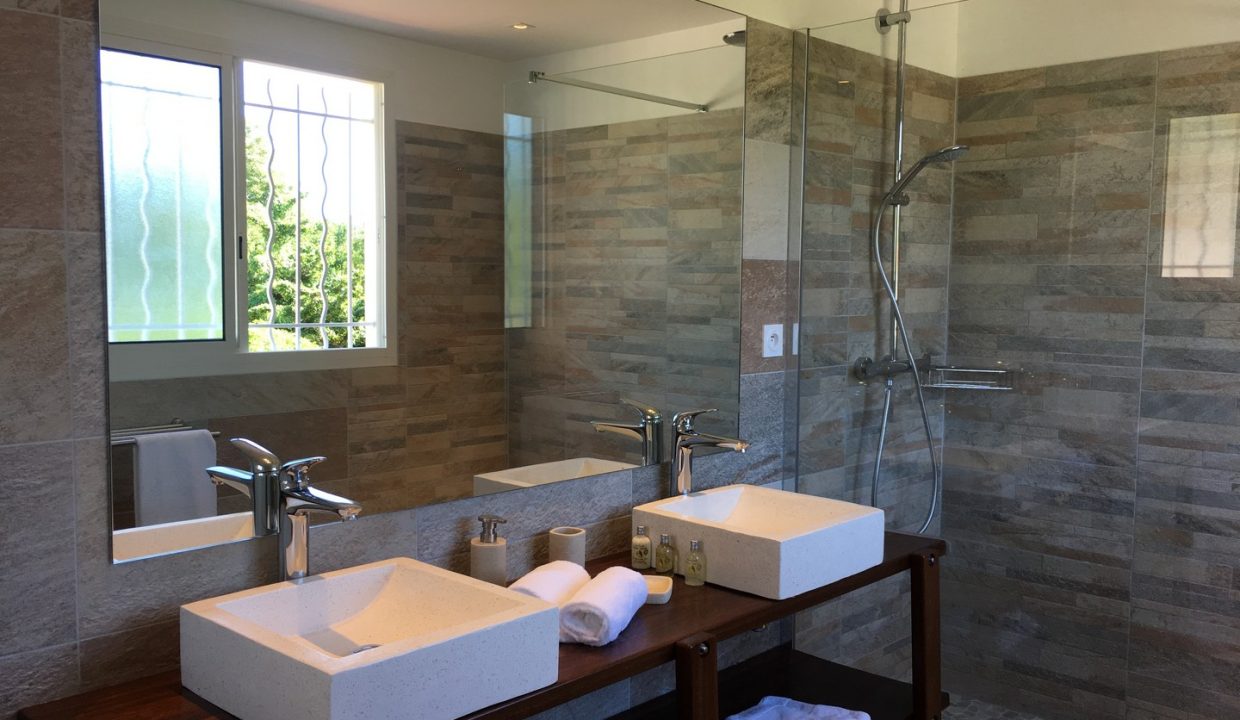 villa-carouge-chambre-parentale-salle-de-bain