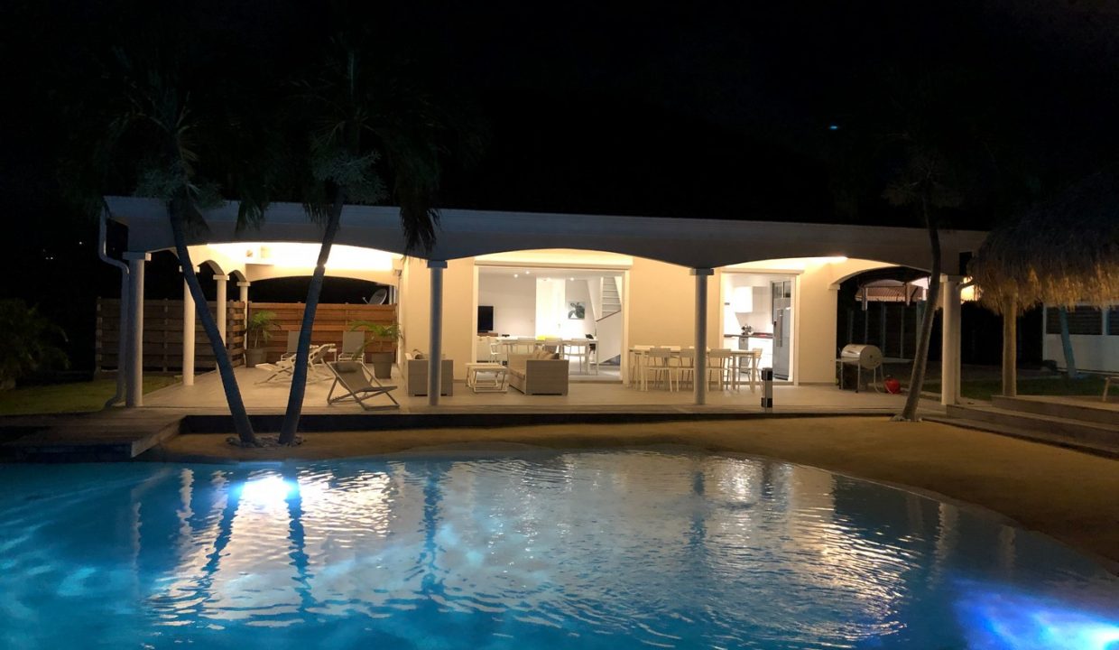 villa-carouge-martinique-piscine-lagon-nuit