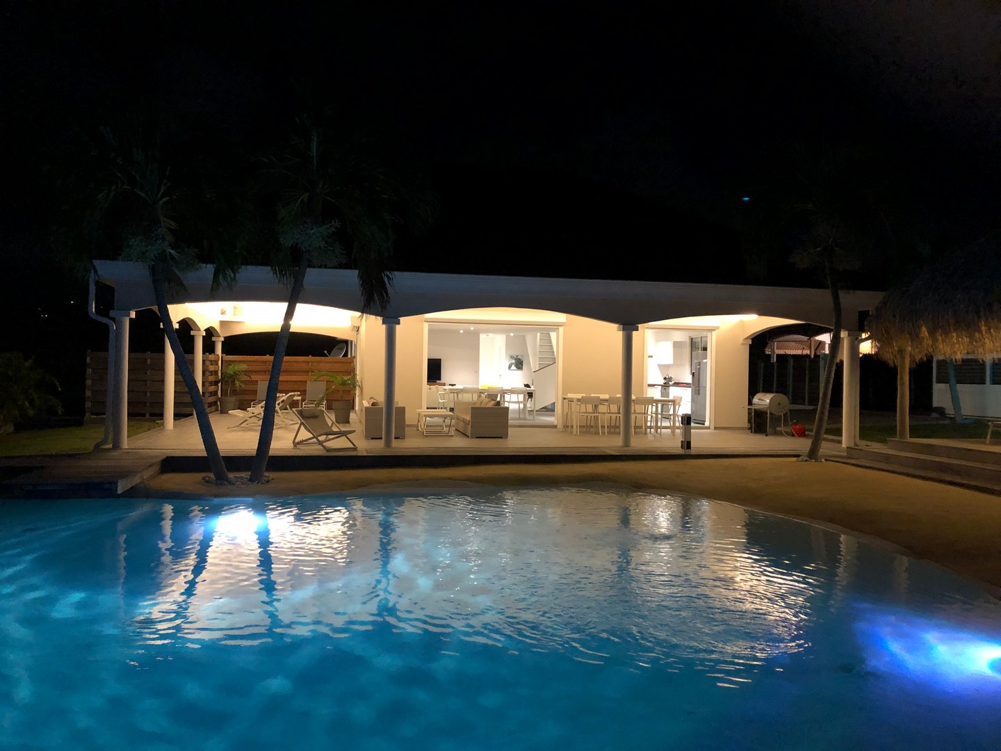 villa-carouge-martinique-piscine-lagon-nuit