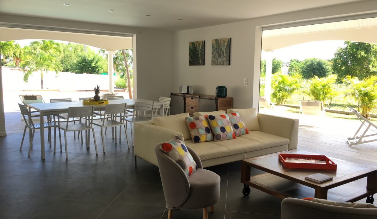 villa-carouge-salon-table-interieur-exterieur