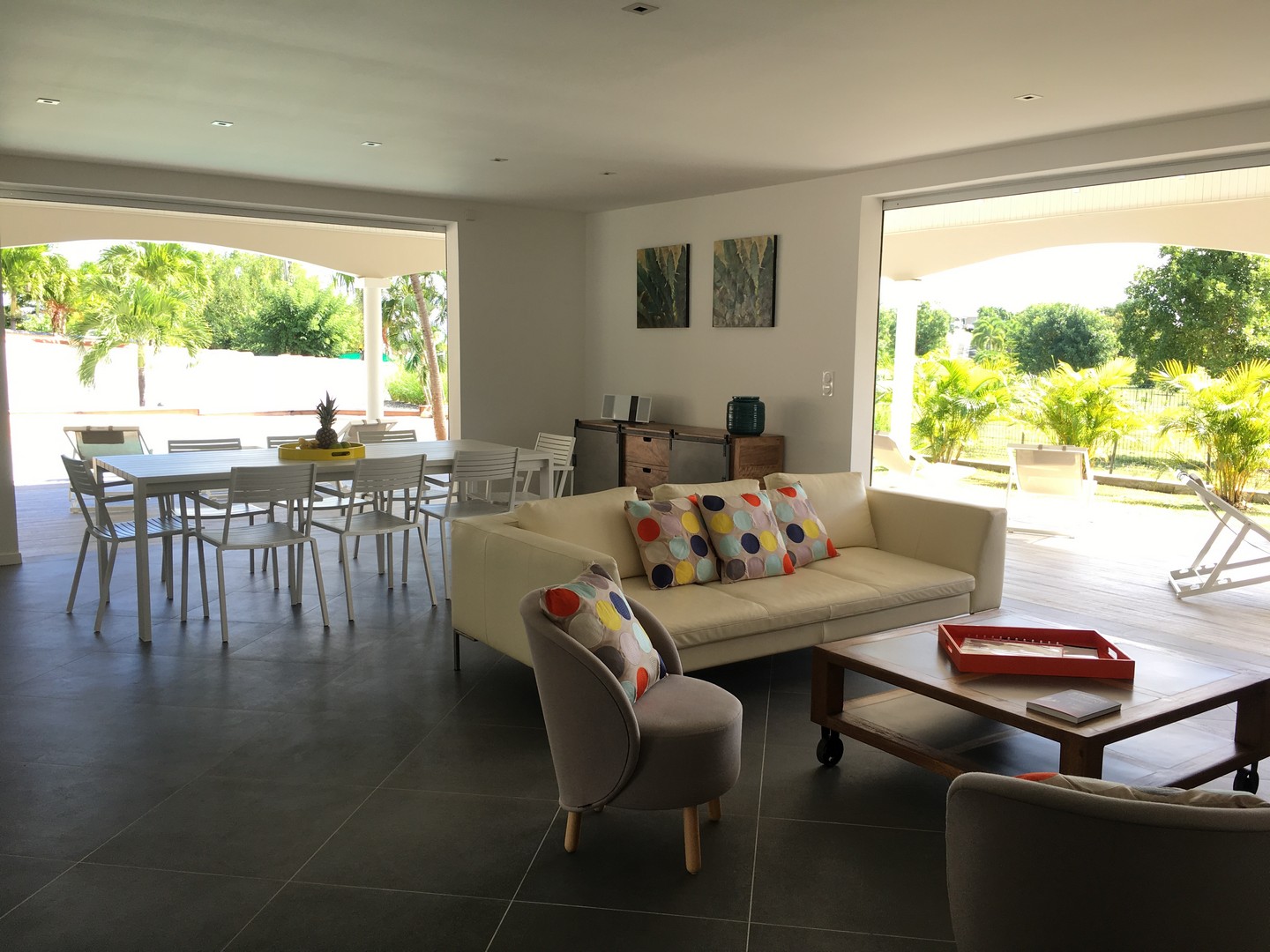 villa-carouge-salon-table-interieur-exterieur