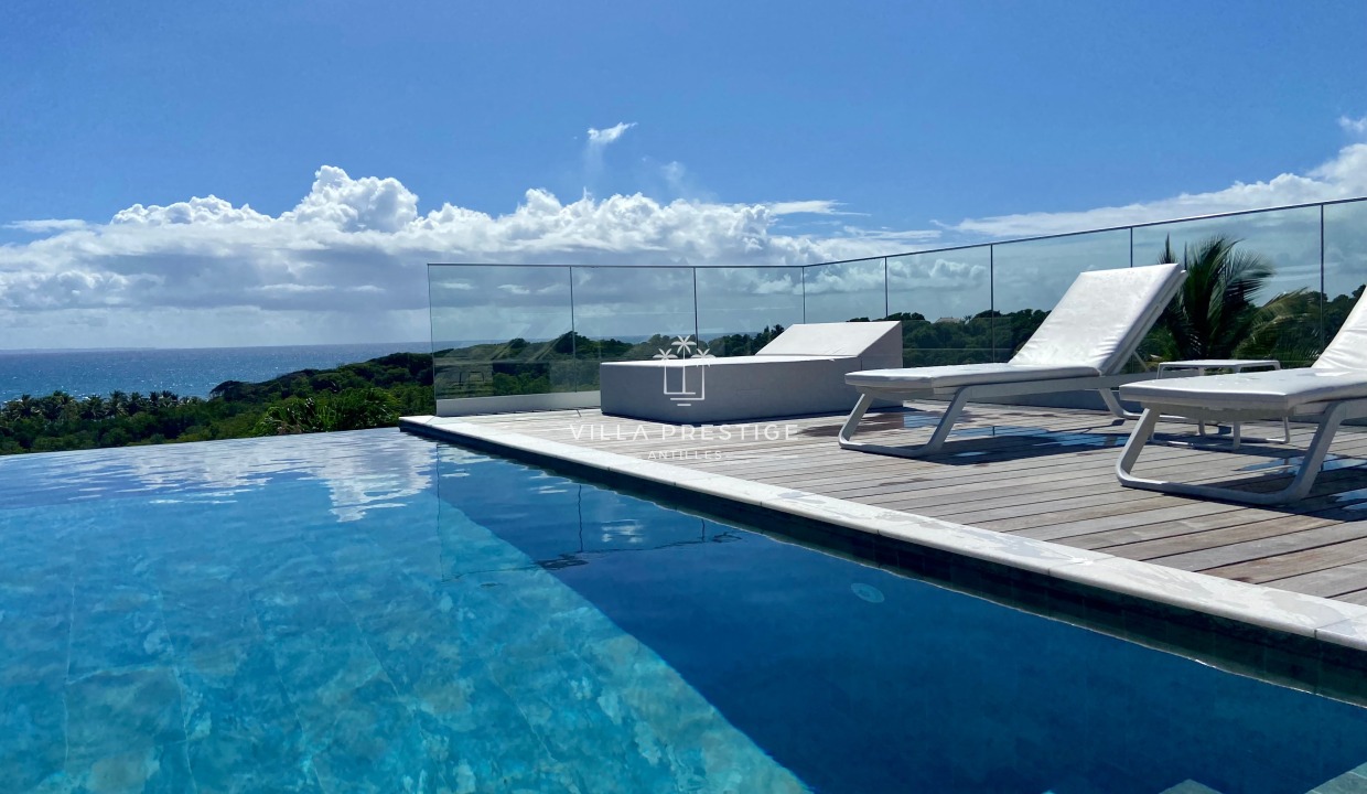 Famille Piscine Pied dans l'eau Bord de mer Guadeloupe Vacances