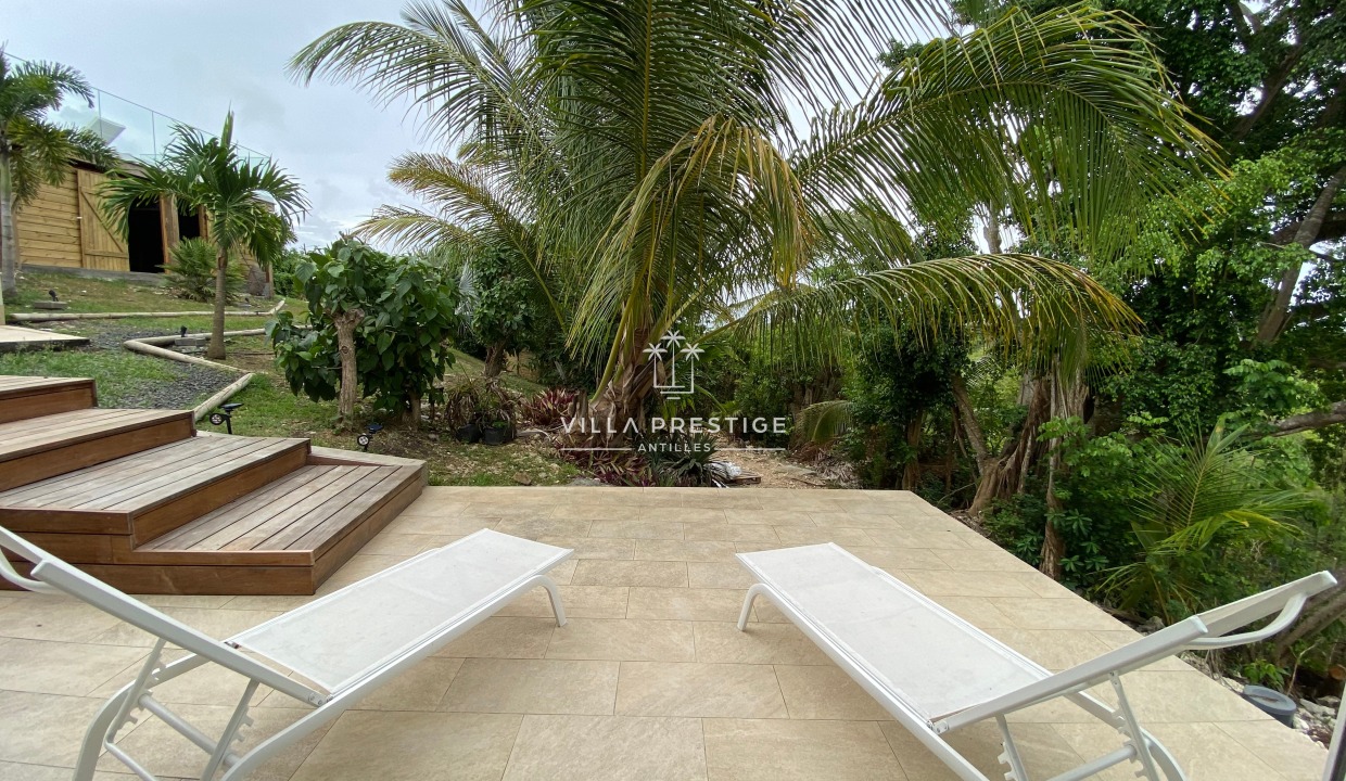 Famille Piscine Pied dans l'eau Bord de mer Guadeloupe Vacances