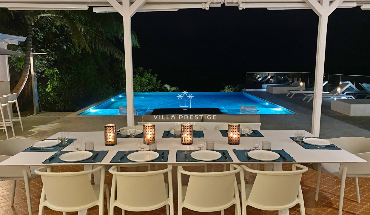 Famille Piscine Pied dans l'eau Bord de mer Guadeloupe Vacances
