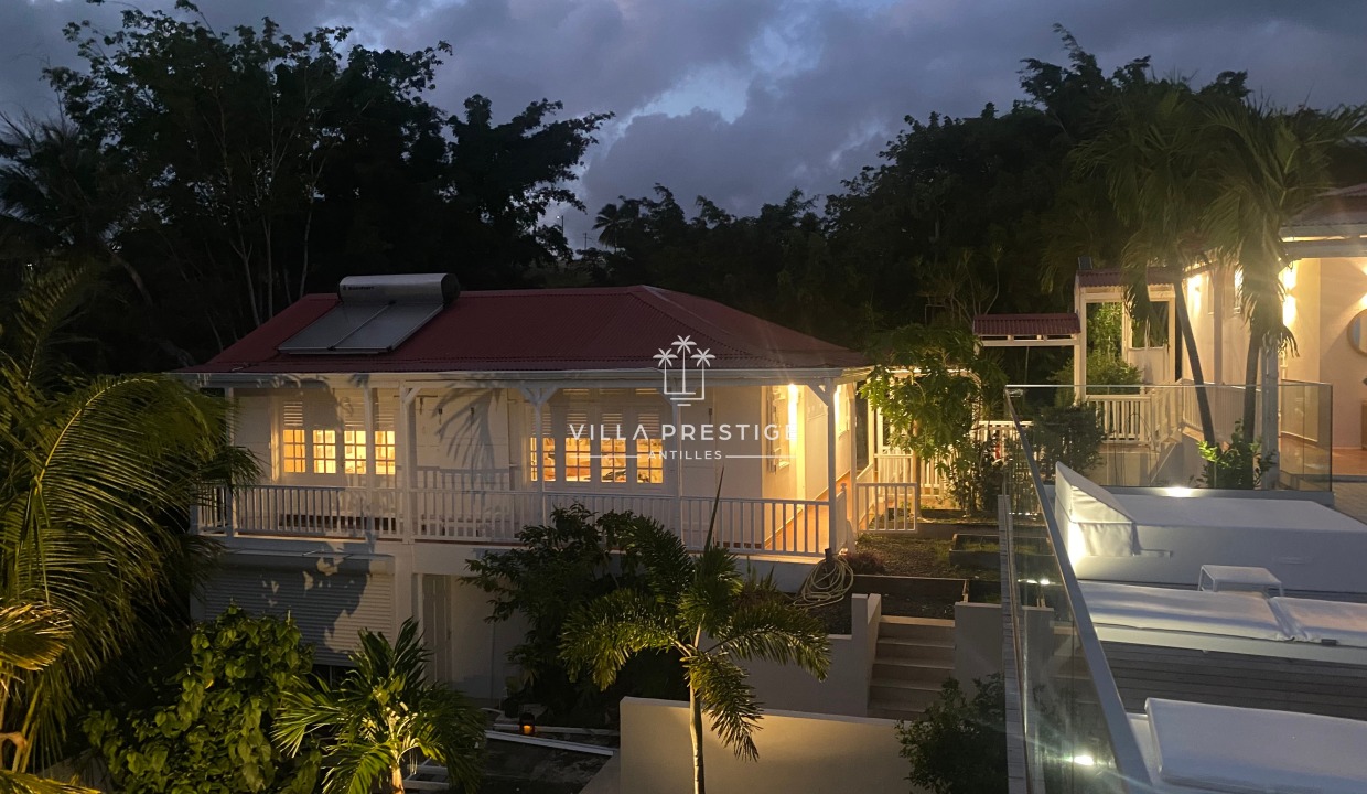 Famille Piscine Pied dans l'eau Bord de mer Guadeloupe Vacances