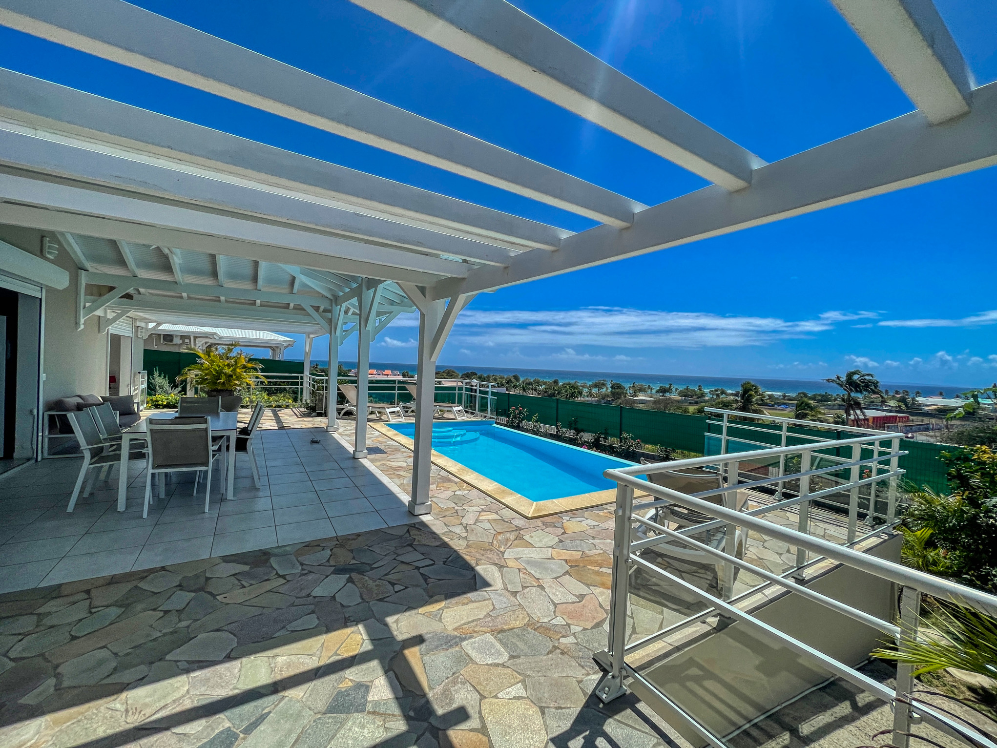 ok terrasse 6 villa Rubis 2 chambres 4 personnes vue sur mer piscine à St François en Guadeloupe - terrasse.